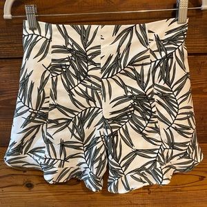 1.STATE Palm Print Ruffle Shorts Sz 6